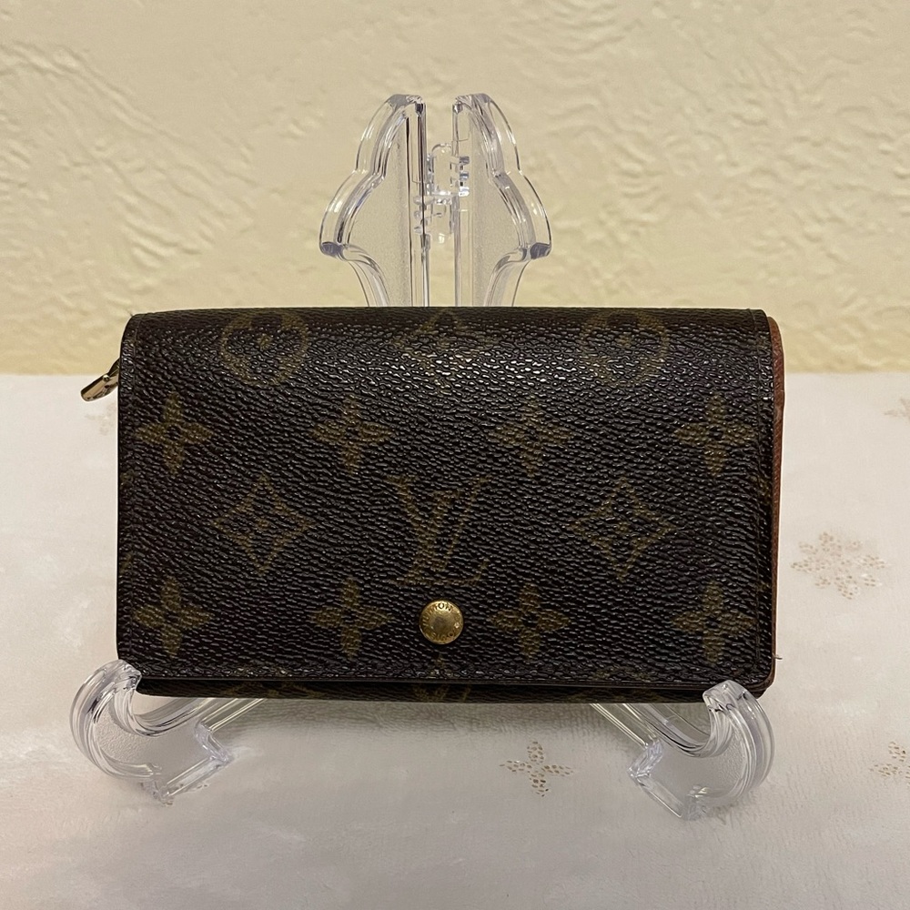 LOUIS VUITTON bi fold medium monogram wallet
